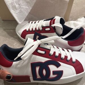 Are you looks for a nice elegant pair of sneakers